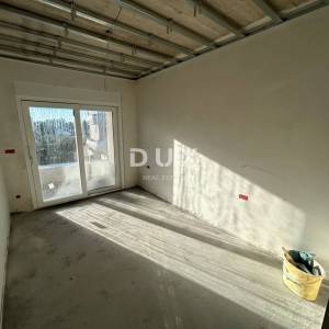 ŠIBENIK, VODICE – Stan uz plažu s pogledom na more i liftom