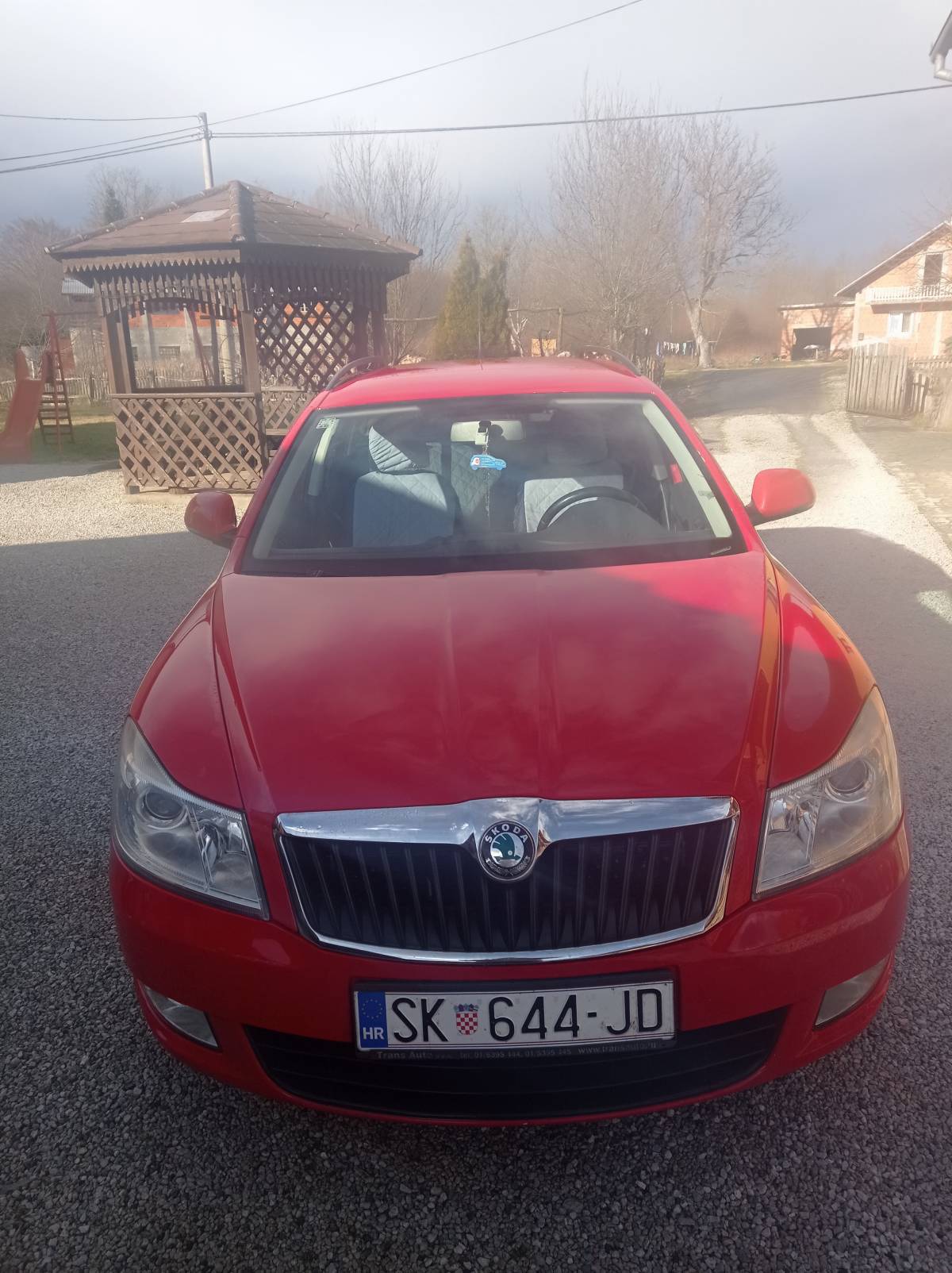 ŠKODA OKTAVIA CARAVAN S UGRAĐENOM KUKOM