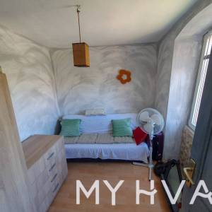 Skrivena kamena kuća u Jelsi