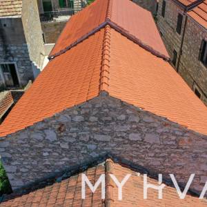 Skrivena kamena kuća u Jelsi