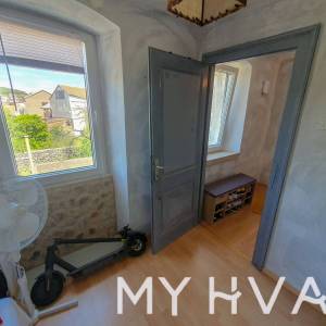 Skrivena kamena kuća u Jelsi