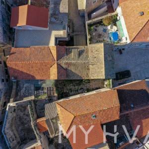 Skrivena kuća na Rivi u Jelsi