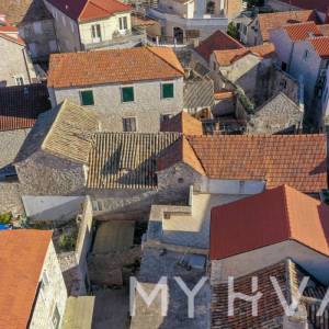 Skrivena kuća na Rivi u Jelsi