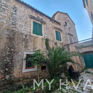 Skrivena kuća na Rivi u Jelsi