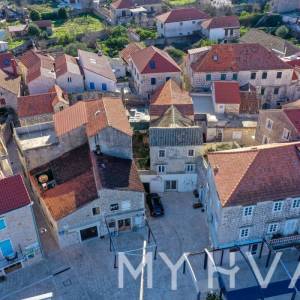 Skrivena kuća na Rivi u Jelsi