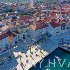 Skrivena kuća na Rivi u Jelsi