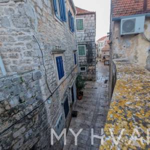 Skrivena kuća na Rivi u Jelsi