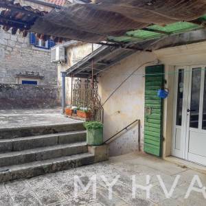 Skrivena kuća na Rivi u Jelsi