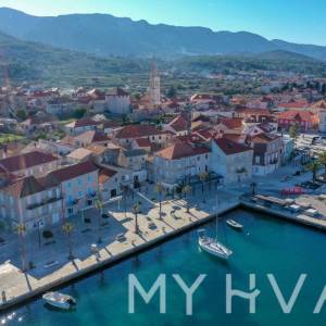 Skrivena kuća na Rivi u Jelsi