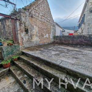 Skrivena kuća na Rivi u Jelsi