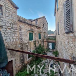 Skrivena kuća na Rivi u Jelsi