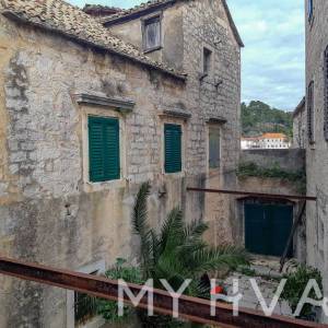 Skrivena kuća na Rivi u Jelsi