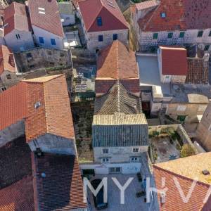 Skrivena kuća na Rivi u Jelsi