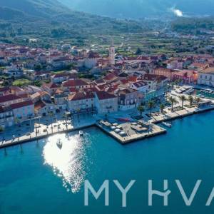 Skrivena kuća na Rivi u Jelsi