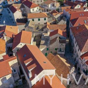 Skrivena kuća na Rivi u Jelsi