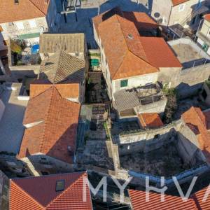 Skrivena kuća na Rivi u Jelsi