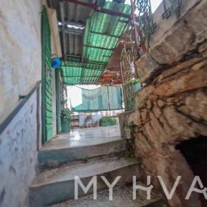 Skrivena kuća na Rivi u Jelsi