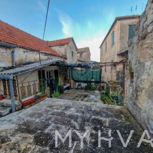 Skrivena kuća na Rivi u Jelsi