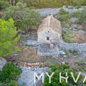 Skrivene kamene kolibe u Mudrom Dolcu