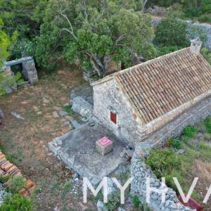 Skrivene kamene kolibe u Mudrom Dolcu