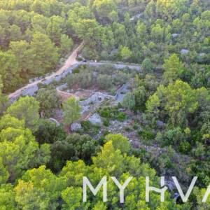 Skrivene kamene kolibe u Mudrom Dolcu