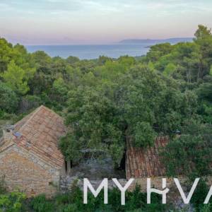 Skrivene kamene kolibe u Mudrom Dolcu