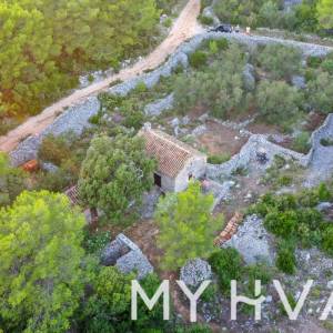 Skrivene kamene kolibe u Mudrom Dolcu