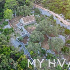 Skrivene kamene kolibe u Mudrom Dolcu