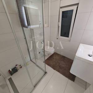 Stan s krovnom terasom i bazenom