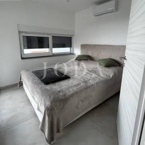 Stan s krovnom terasom i bazenom