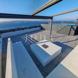 Stan s krovnom terasom i bazenom