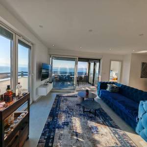 Stan s krovnom terasom i bazenom