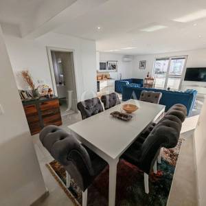 Stan s krovnom terasom i bazenom