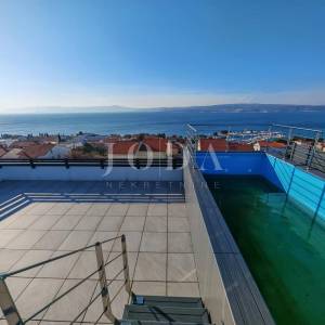 Stan s krovnom terasom i bazenom