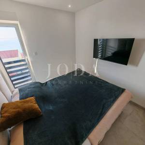 Stan s krovnom terasom i bazenom