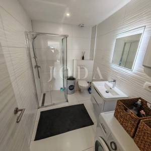 Stan s krovnom terasom i bazenom