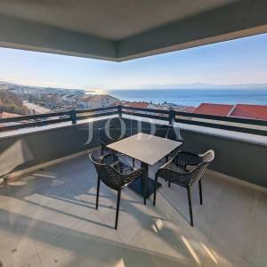 Stan s krovnom terasom i bazenom