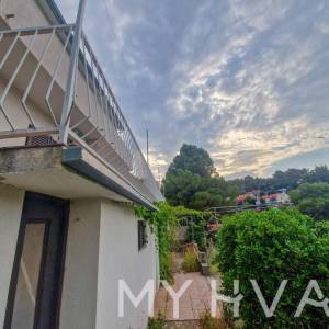 Stan u kući prvi red do mora