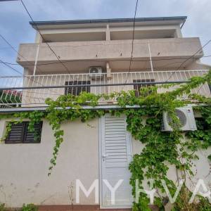 Stan u kući prvi red do mora