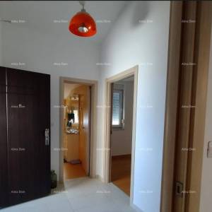 Stan, Valbandon, s 2 parkinga i dvorištem.