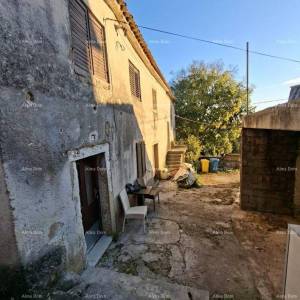 Stara kamena kuća s okućnicom, blizu Pazina