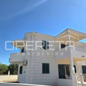 SUĆURAJ,OTOK HVAR- EKSKLUZIVNA NEKRETNINA U PRVOM REDU DO MORA 