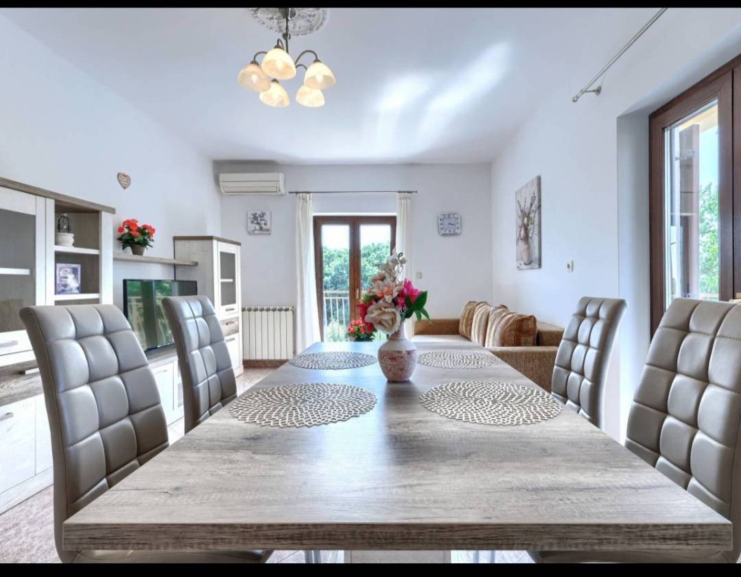 Tražim osobu za čišćenje apartmana od 65 m2 u okolici Višnjana