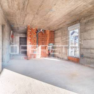 Trosoban stan s prostranom terasom - novogradnja u Sesvetama