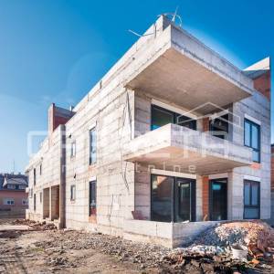 Trosoban stan s prostranom terasom - novogradnja u Sesvetama