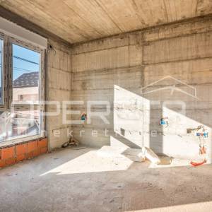 Trosoban stan s prostranom terasom - novogradnja u Sesvetama