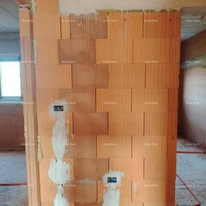 Trosoban stan s velikom terasom