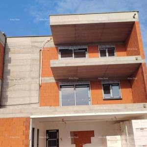 Trosoban stan s velikom terasom