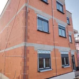 Trosoban stan s velikom terasom