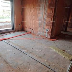 Trosoban stan s velikom terasom